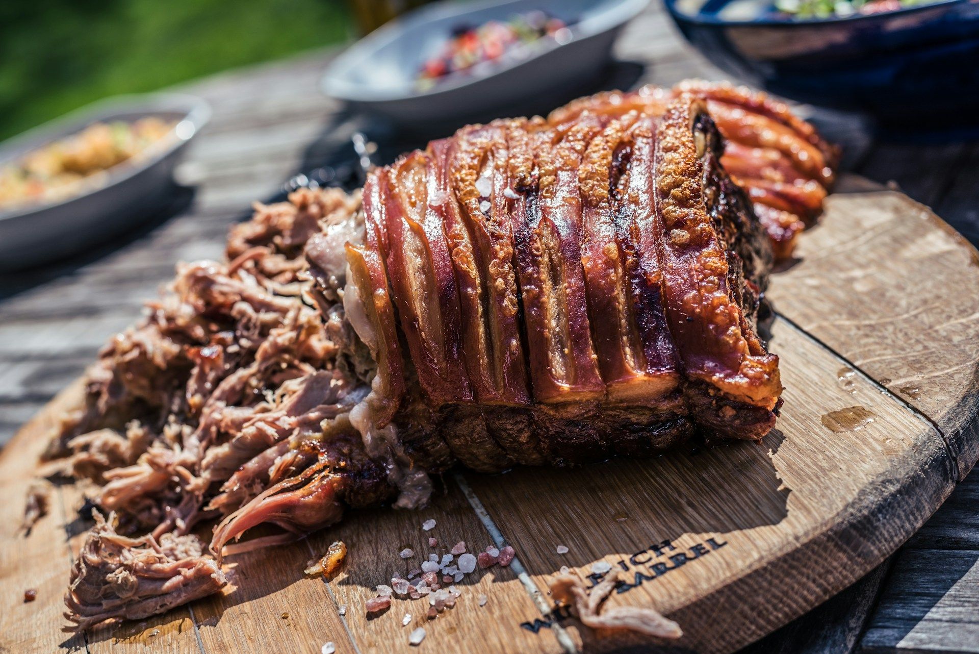 taglio di carne Pulled Pork su tagliere di legno